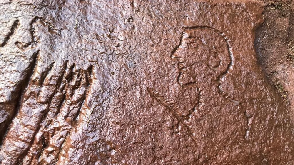 Os pesquisadores também encontraram desenhos de bustos no local