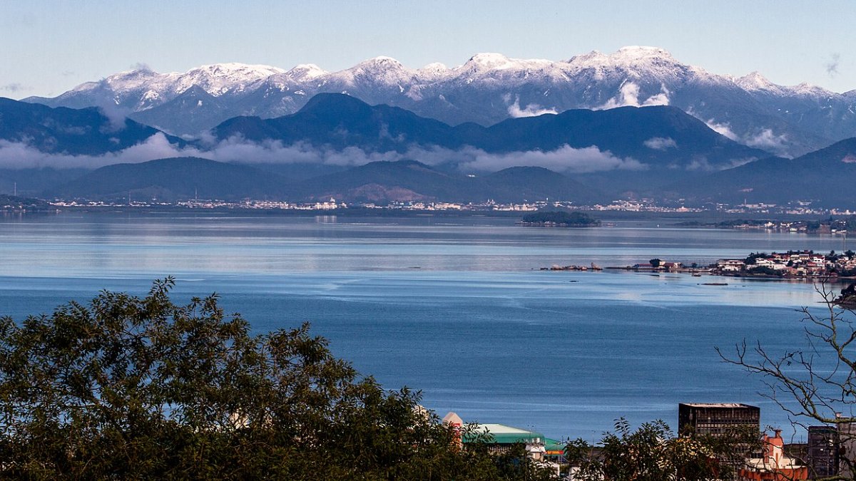 A combinação de altitude elevada e massas de ar polar cria o ambiente perfeito para o congelamento da vegetação. Foto: Wikimedia Commons