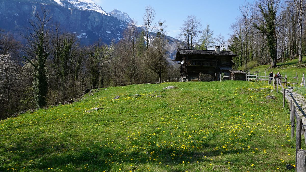 Casas antigas em vilas de montanha ajudam a reforçar o imaginário de recomeço buscado por quem sonha em morar na Europa (Foto: Pexels)