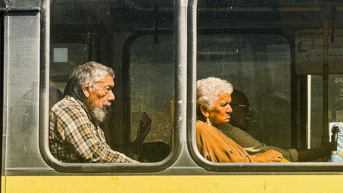 Garantido por lei, o transporte gratuito ou com desconto para idosos assegura mais mobilidade e dignidade em viagens de ônibus e barcos. (Foto: Pedro Luca)