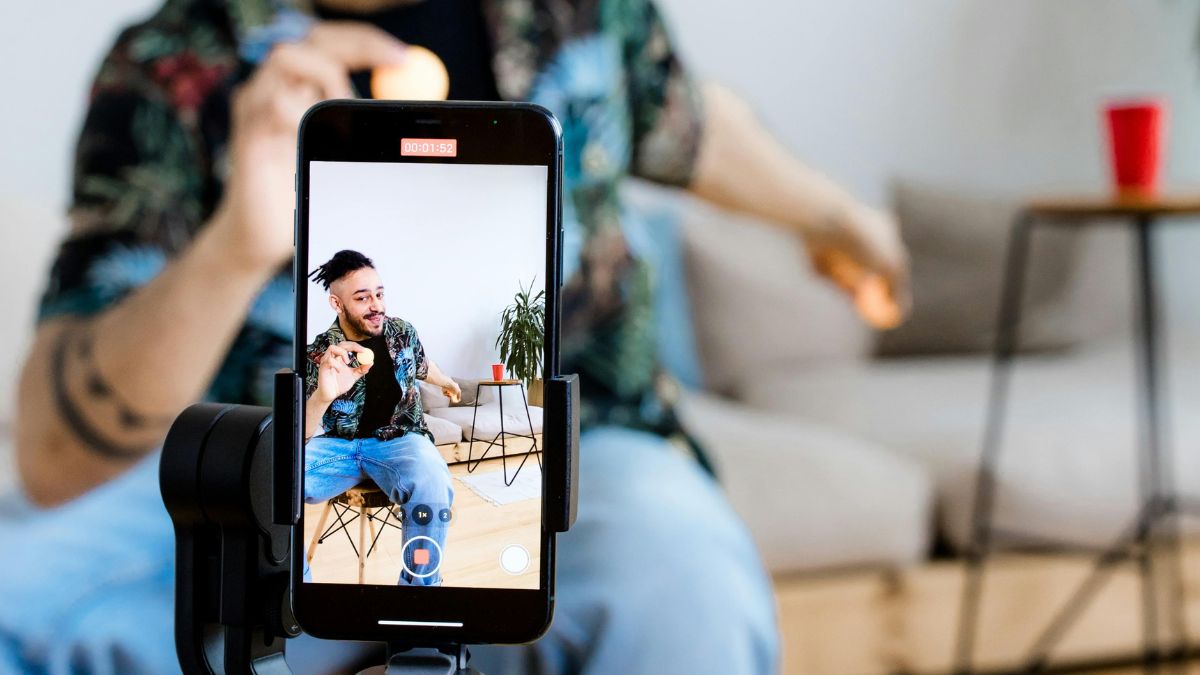 Popularidade digital, publicidade e investimentos ajudaram a transformar o influenciador em um dos nomes mais comentados do país (Foto: Pexels)