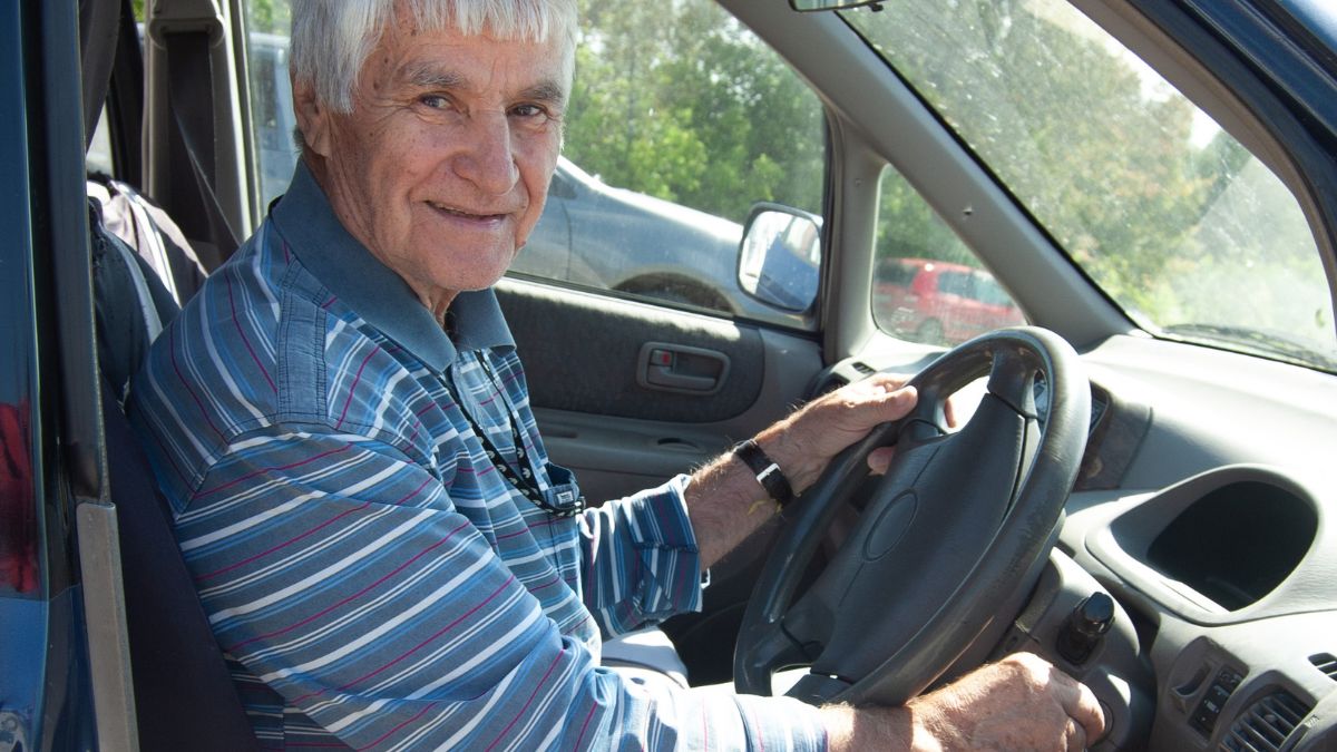 A renovação da CNH a cada três anos, obrigatória para motoristas acima de 70 anos como este condutor, foca na detecção precoce de condições de saúde que afetem a segurança. CANVAS