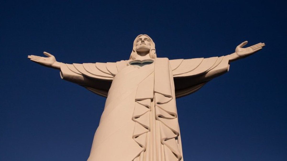 Inaugurado em 2022, o Cristo Protetor tem 37,5 metros e um mirante em formato de coração (Foto: Divulgação/Gov.br)