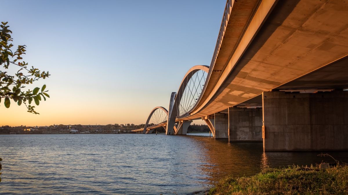 Estrutura monumental: as fundações da Ponte JK mergulham até 65 metros para vencer a instabilidade do solo de Brasília. Reprodução/Canva
