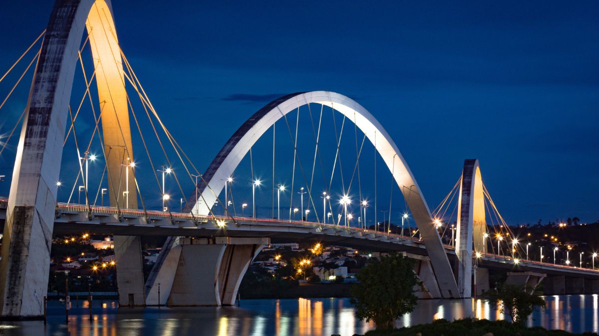 O premiado sistema de iluminação cênica destaca os arcos que renderam o título de ponte mais bela do mundo. Reprodução/Canva