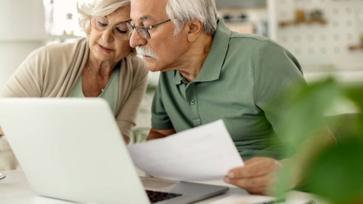 Idosos devem utilizar a tecnologia para pesquisar e organizar documentos necessários para o registro da autocuratela, garantindo a proteção do patrimônio familiar. Canvas