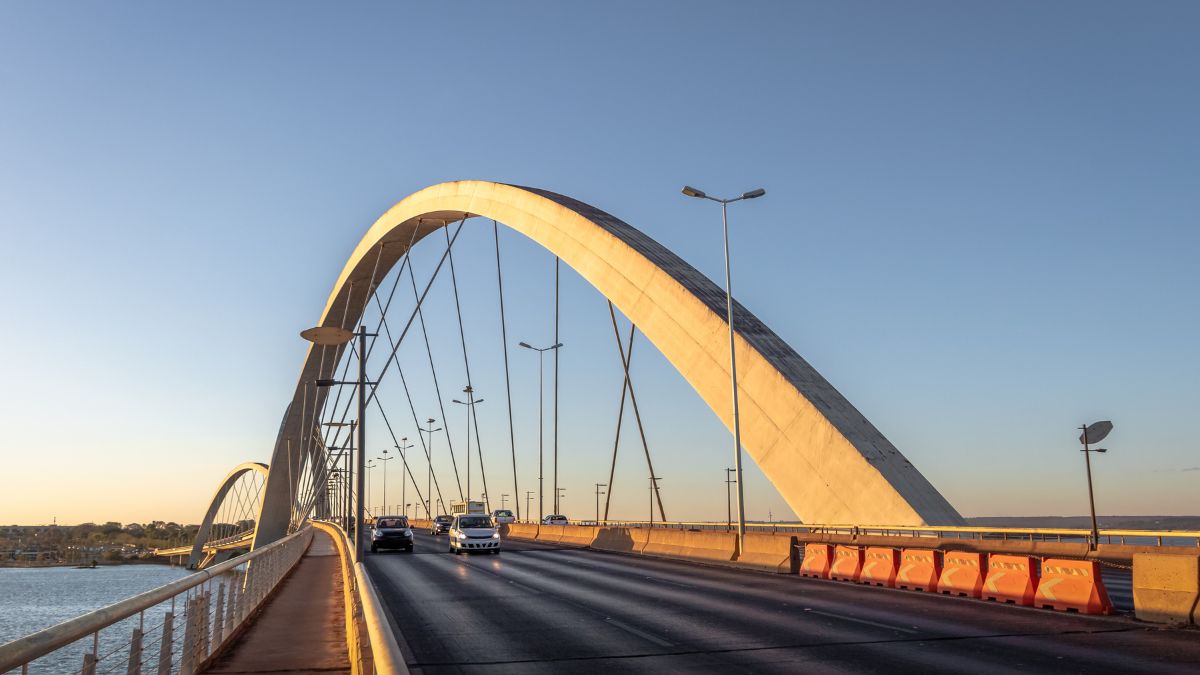 Os arcos exercem uma pressão de 3.500 toneladas, exigindo cálculos estruturais importados da Dinamarca. Reprodução/Canva