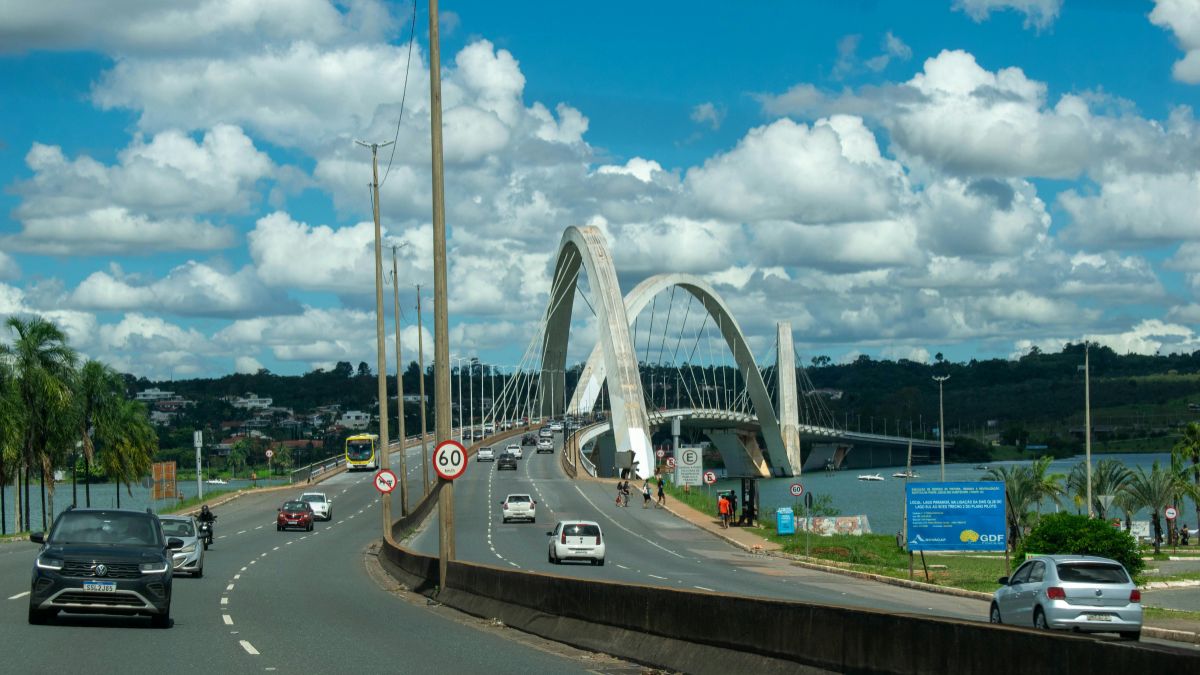 Inaugurada em 2002, a ponte tornou-se o principal elo entre o Plano Piloto e a região sul da capital. Reprodução/Canva