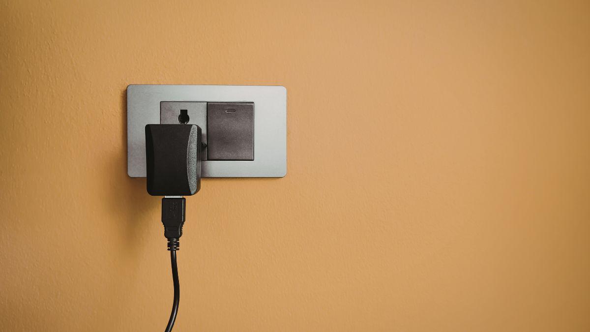Pequenos hábitos, como retirar aparelhos da tomada, contribuem para a redução de custos extras na conta de luz. Reprodução/Canvas
