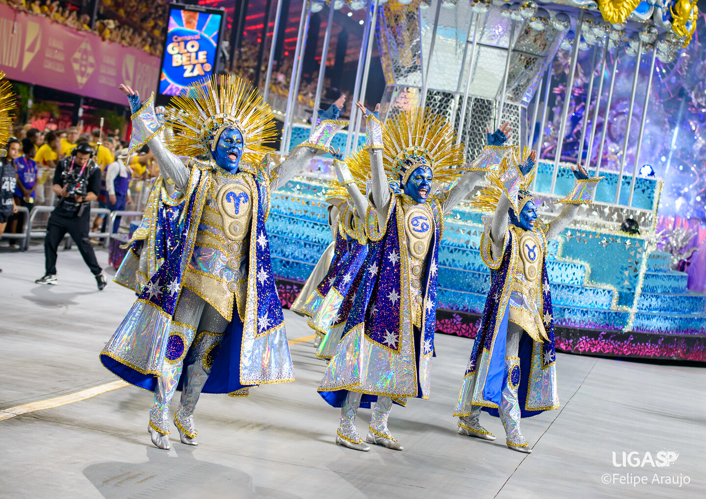 Comissão de frente abriu a apresentação da Rosas de Ouro no desfile do Carnaval de São Paulo deste ano.