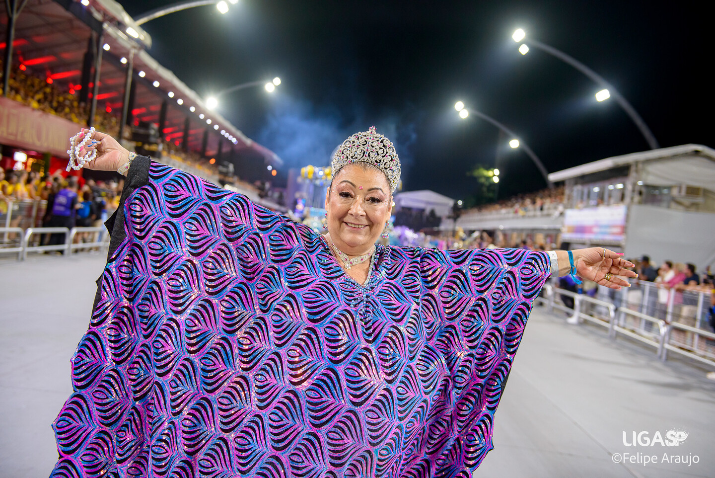 Angelina Basílio, presidente da Rosas de Ouro, durante desfile da agremiação no Anhembi neste ano. Fotos: Felipe Araujo/Liga-SP