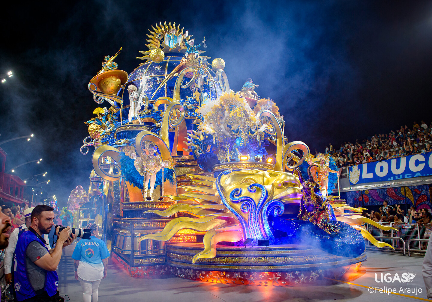 Desfile destacou elementos místicos e referências à astrologia.