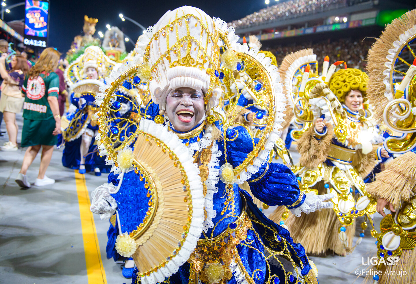 Componentes da Mocidade Alegre felizes durante desfile vencedor no Carnaval de São Paulo.