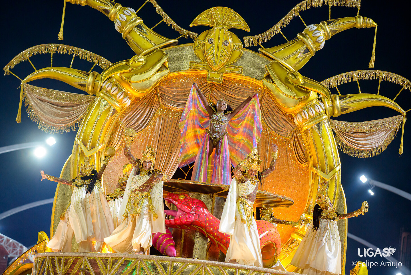 Comissão de frente da Mocidade Alegre no Carnaval de São Paulo deste ano.