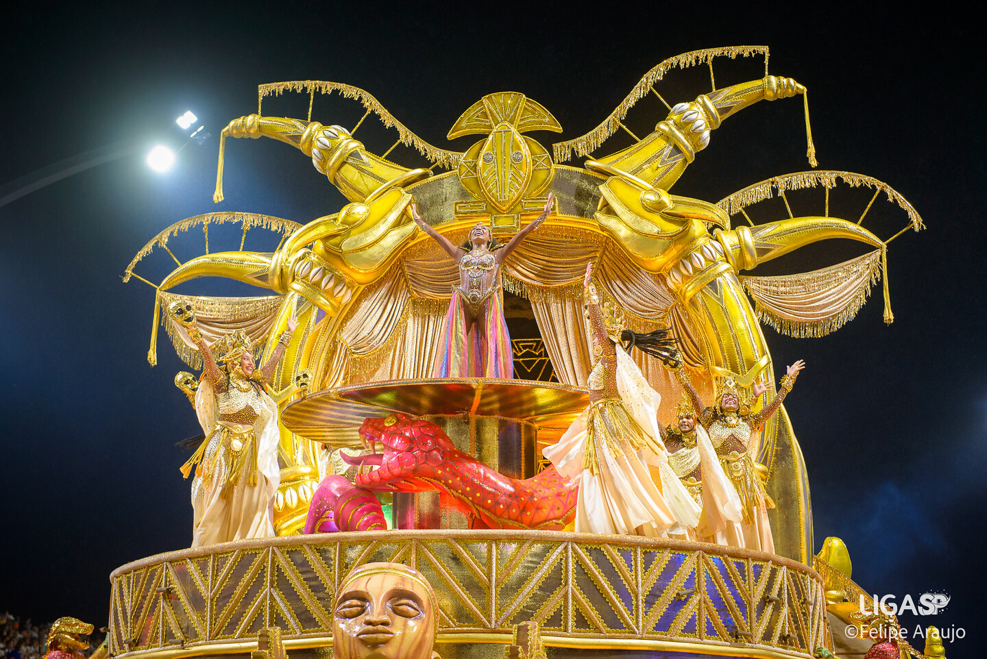 Comissão de frente da Mocidade Alegre no Carnaval de São Paulo 2026.