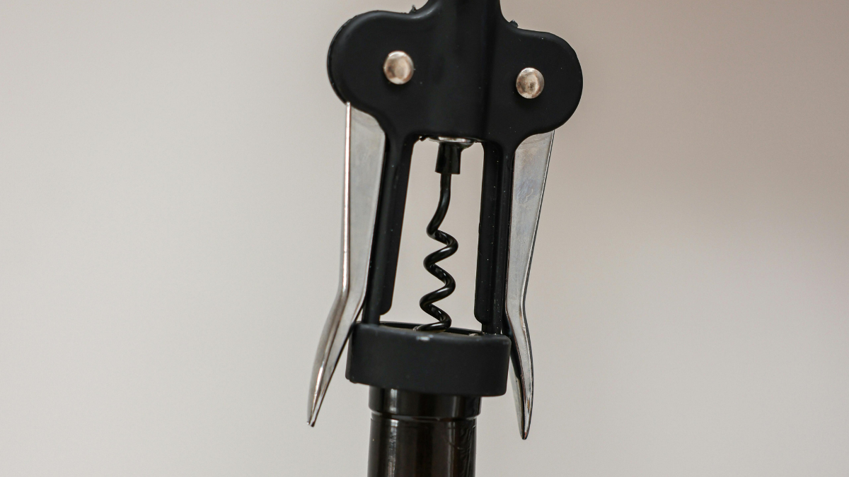 Quando a espiral entra reta, tudo parece simples; quando entra torta, começa a verdadeira batalha com a rolha (Foto:Pexels)