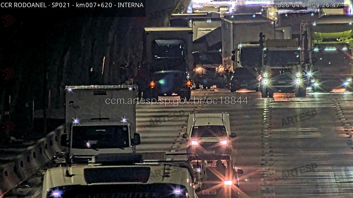 Acidente aconteceu dentro do Túnel 01, mesmo local onde na manhã desta terça-feira (7/4), uma colisão entre quatro veículos causou a interdição total na rodovia - Divulgação/Artesp