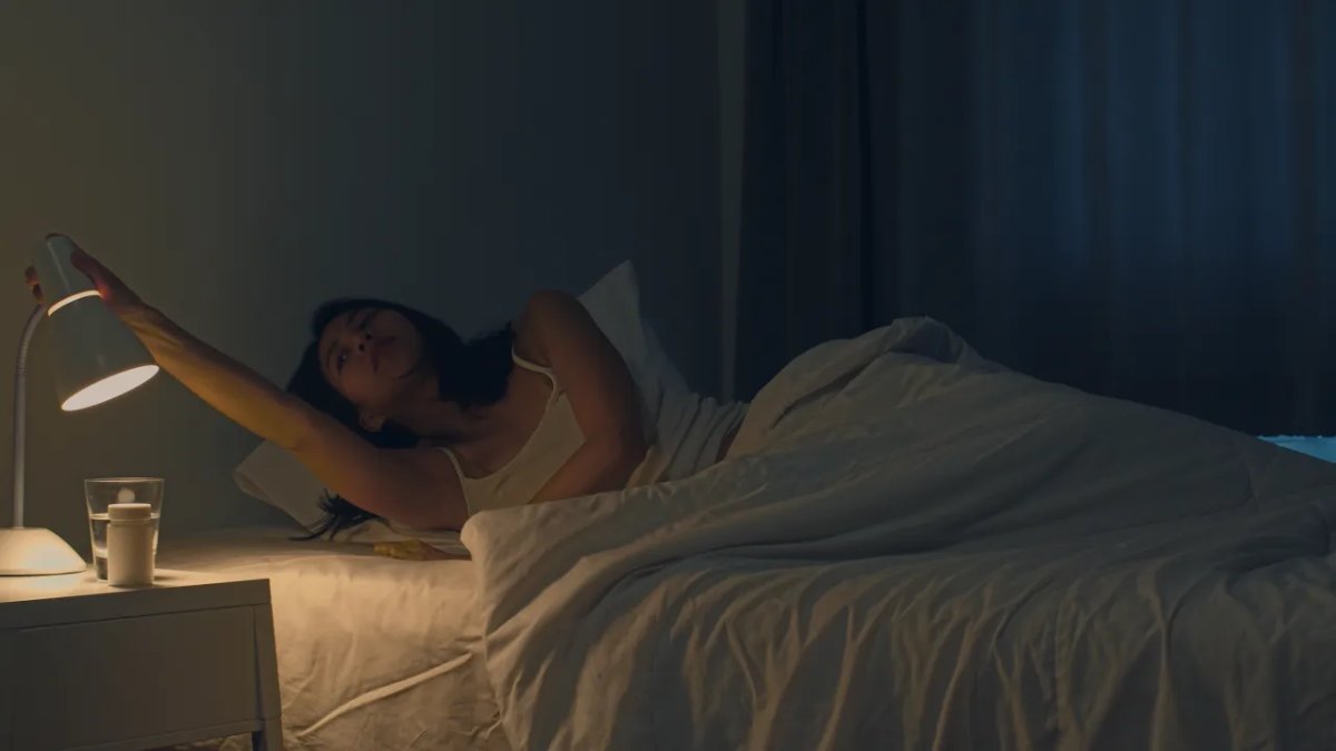 Esses despertares frequentes podem indicar vulnerabilidade emocional e estresse sinalizando que a mente precisa processar questões que foram ignoradas durante o dia (Fotos: Freepik)