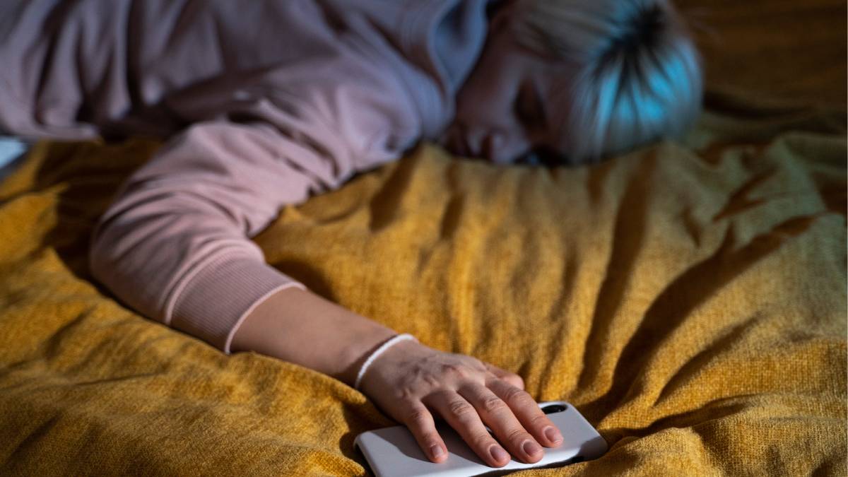 Entre esses comportamentos, o uso do celular antes de dormir se destaca (Fotos: Freepik)