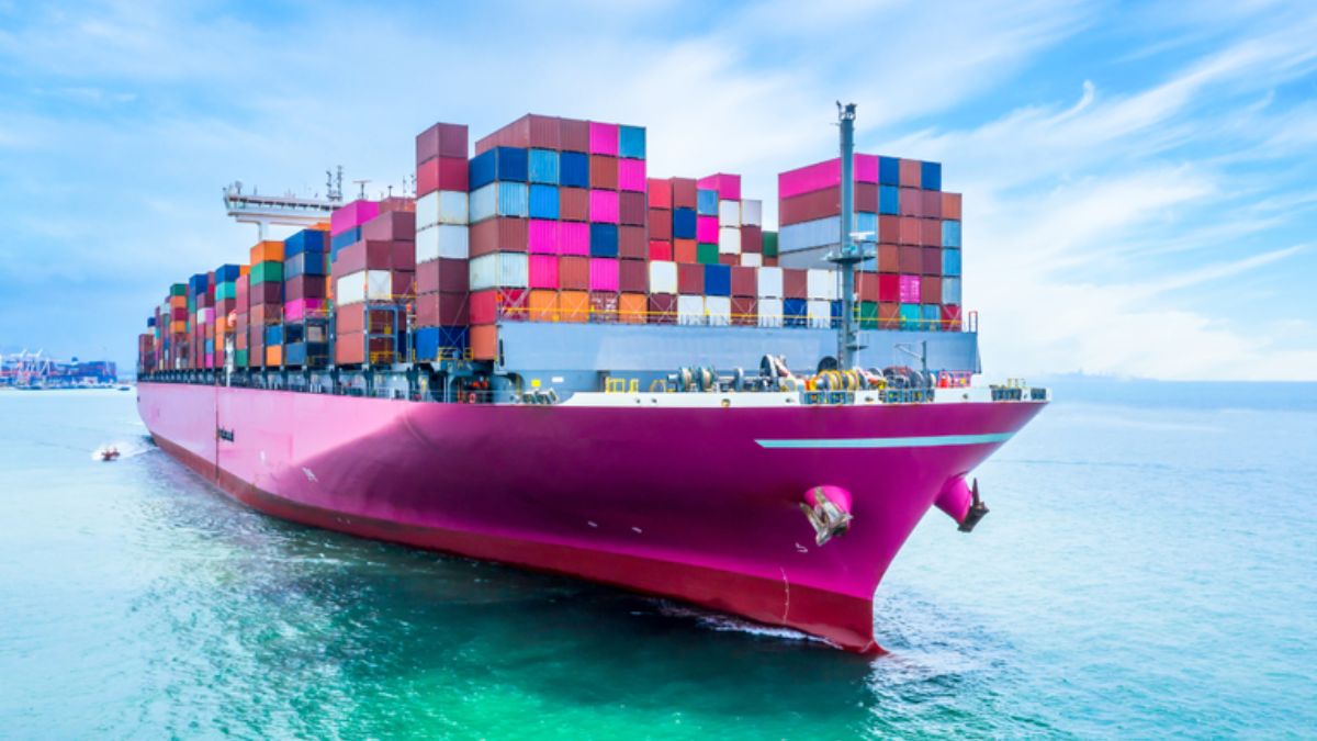 Com exportações recordes de US$ 31,6 bilhões em março, o Brasil consolida sua posição como fornecedor estratégico global de petróleo e commodities agrícolas. Reprodução/Agência Gov