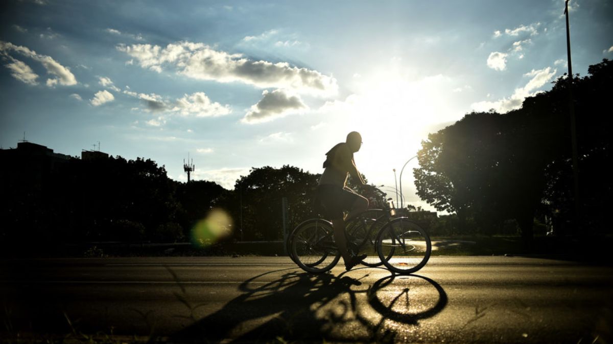 O pôr do sol no Eixão do Lazer convida ciclistas e pedestres a ocuparem o asfalto que, durante a semana, pertence apenas aos carros. Andre Borges/Agência Brasília