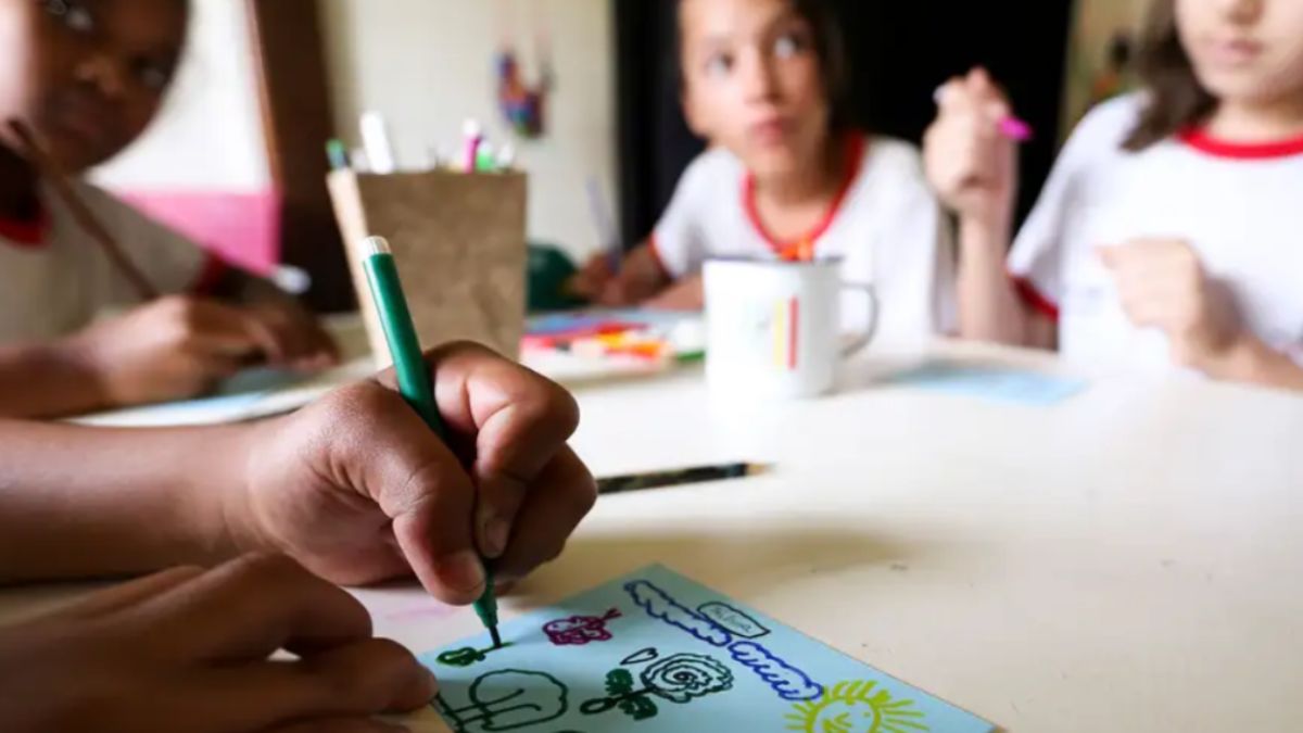 O auxílio-creche de R$ 526,64 é destinado ao custeio da educação infantil de dependentes com até 5 anos e 11 meses. Antônio Cruz/Agência Brasil