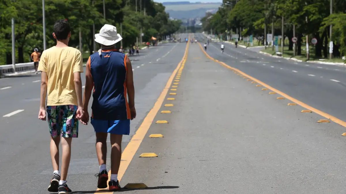 Considerado uma "praia urbana", o Eixão do Lazer oferece quilômetros de pistas livres para o convívio social e o exercício físico na capital. Antonio Cruz/Agência Brasil