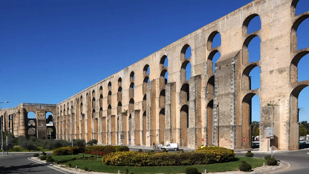 Aqueduto da Amoreira: uma obra monumental com mais de 800 arcos e 7 quilômetros de extensão, que garantia o abastecimento de água da cidade durante longos cercos militares - (Divulgação/Turismo de Alentejo)