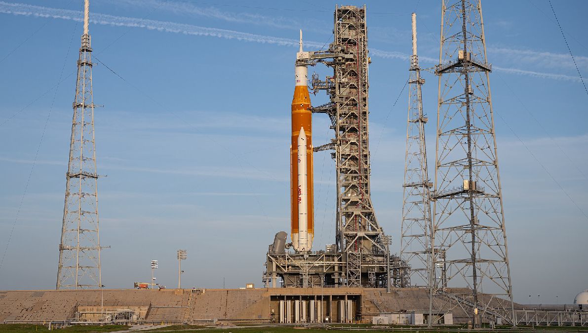 A missão não pousa na Lua. O objetivo é testar sistemas essenciais da nave no espaço profundo para preparar o caminho para a Artemis III, a missão de pouso lunar.
