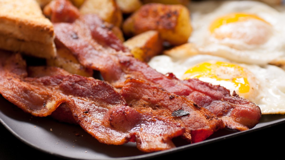 Com o forno, o bacon assa de forma uniforme, não enrola e ainda gera menos sujeira na cozinha