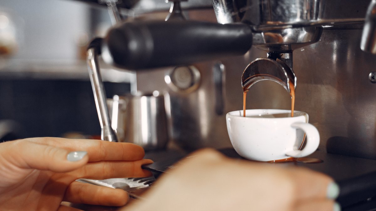 Isso ocorre porque a cafeína tardia desregula o ritmo circadiano e a produção de melatonina
