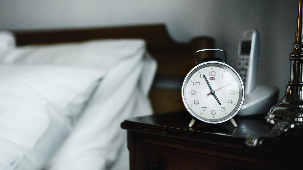Muitas tradições espirituais acreditam que o silêncio da madrugada favorece a sensibilidade energética e funciona como um convite para a reflexão profunda