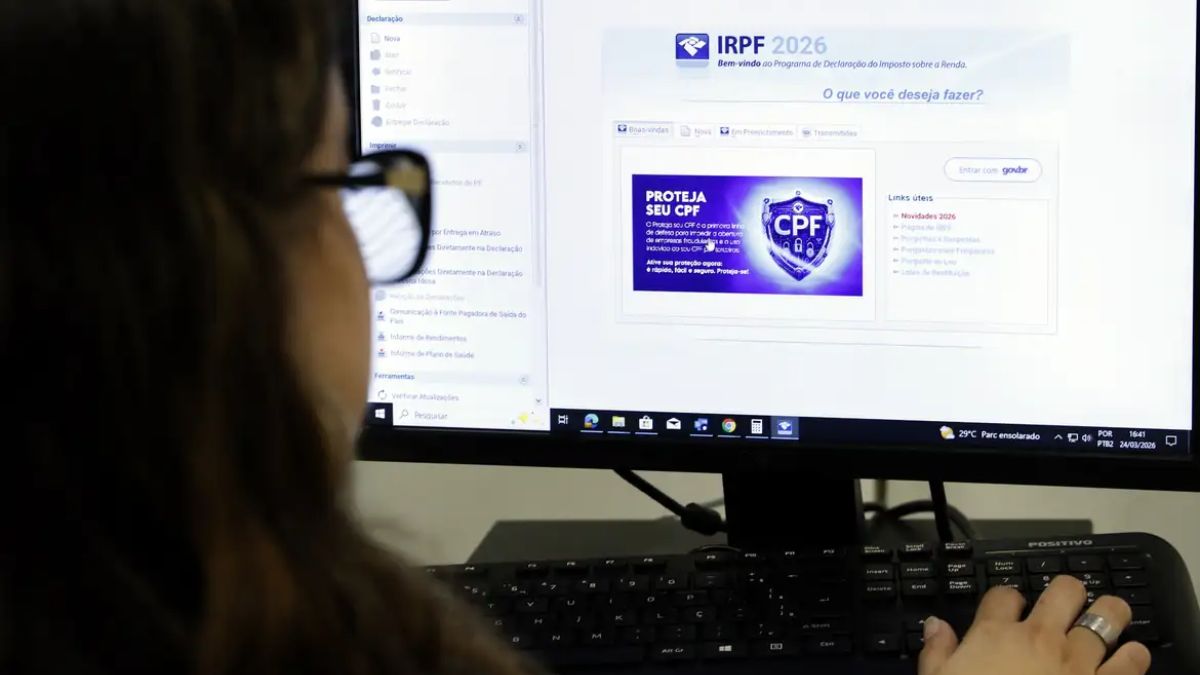 Cidadãos que somaram rendimentos acima de R$ 35.584,00 devem enviar os dados pelo sistema oficial da Receita. Bruno Peres/Agência Brasil