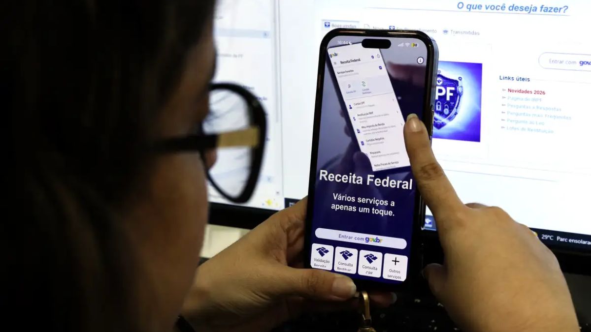 Pelo celular, o apostador acessa as ferramentas oficiais para verificar se os seus prêmios atingiram o teto de tributação. Bruno Peres/Agência Brasil