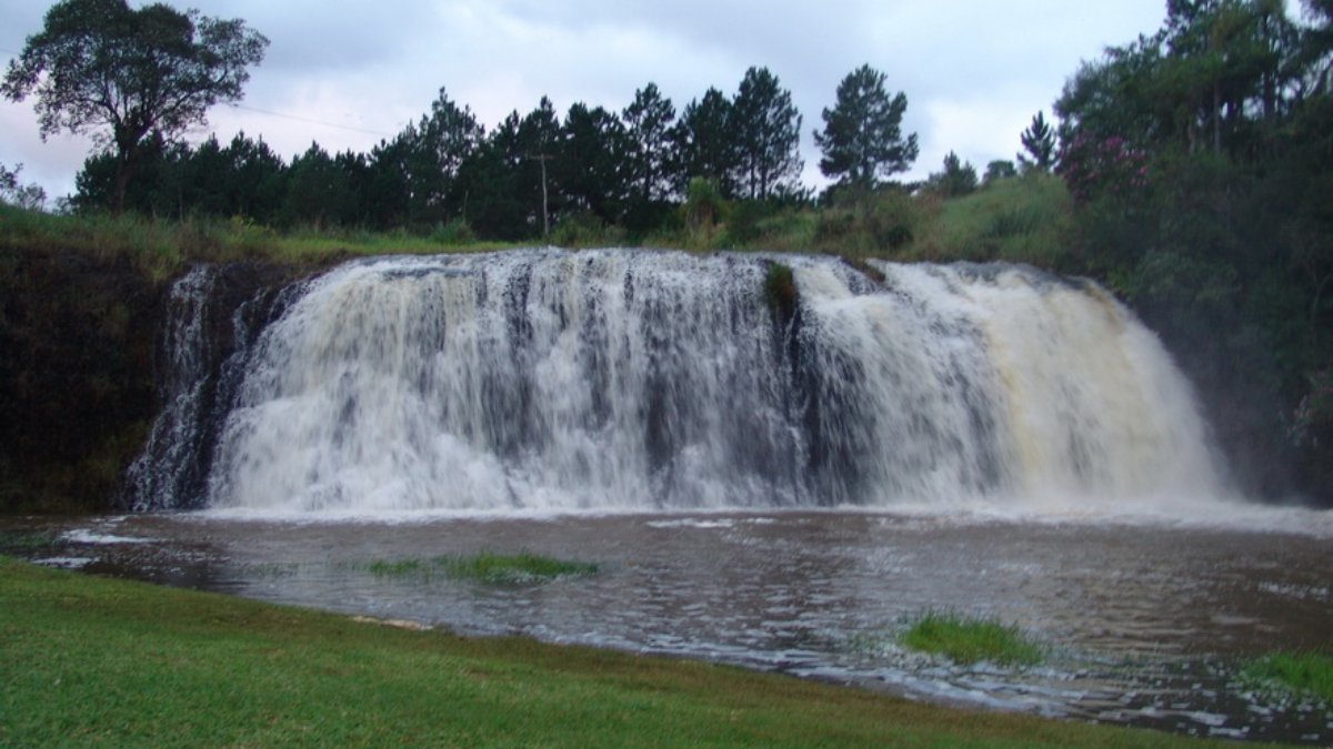 Cachoeira Véu da Noiva é ponto turístico da cidade