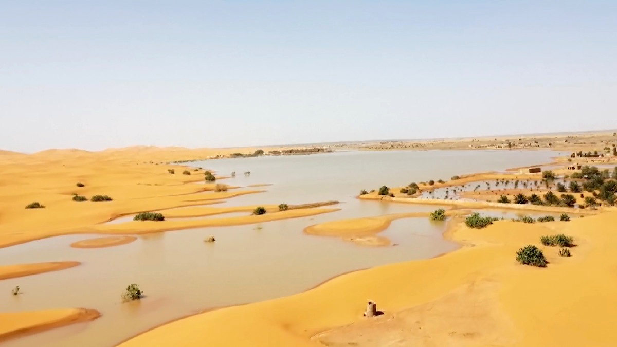 Os lagos ficam na região de Ubari, no sul da Líbia, cercados por dunas que podem atingir grandes alturas. O acesso difícil ajuda a preservar o local. Foto: Reprodução/Youtube