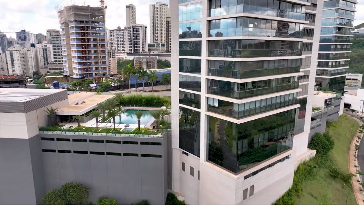 Cidade tem muitas construções de luxo