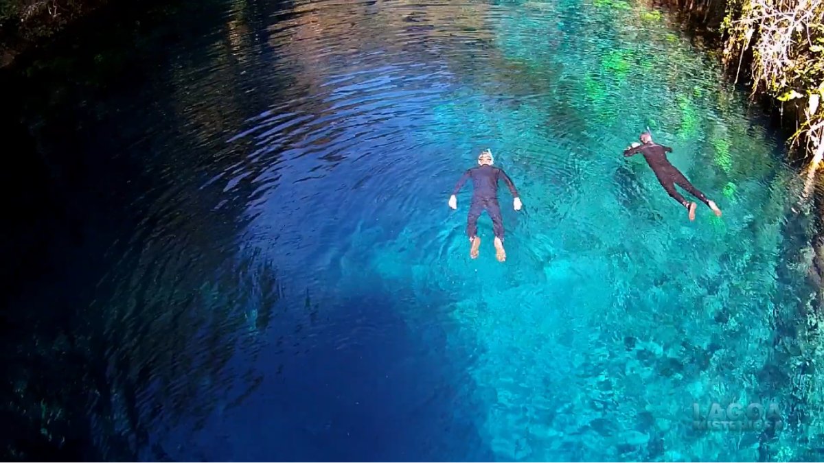 A melhor época para visitar é entre maio e setembro, quando a água fica ainda mais cristalina (Fotos: Reprodução/Youtube)