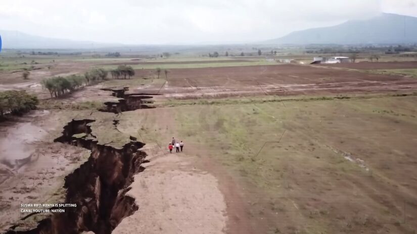 Embora quase imperceptível no dia a dia, a ruptura já provoca fissuras no solo, terremotos e mudanças na paisagem