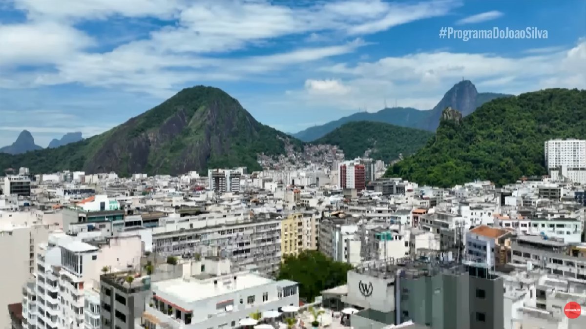 A nova residência tem parede de vidros que permite uma visão panorâmica do mar