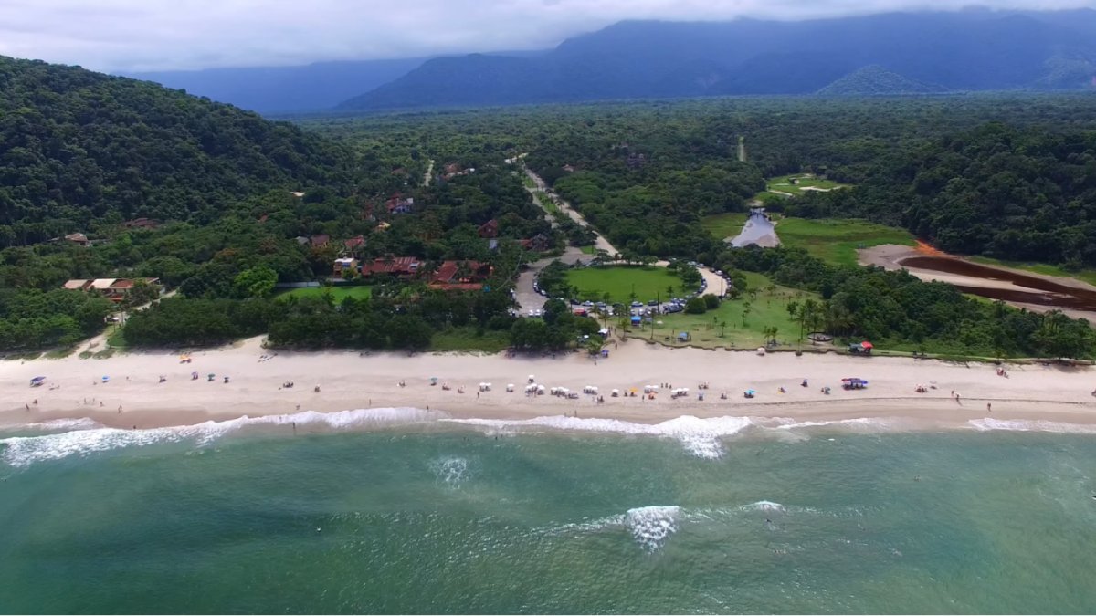 Além das praias, o turista aproveita trilhas e o maior evento de Carnaval em alto mar do estado (Fotos: Reprodução/Youtube)