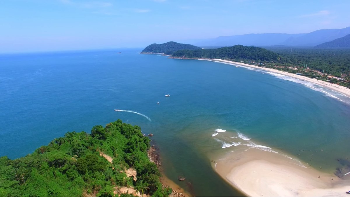 A Praia de Calhetas é um dos grandes destaques, abrigando o conceito de "duas praias em uma"