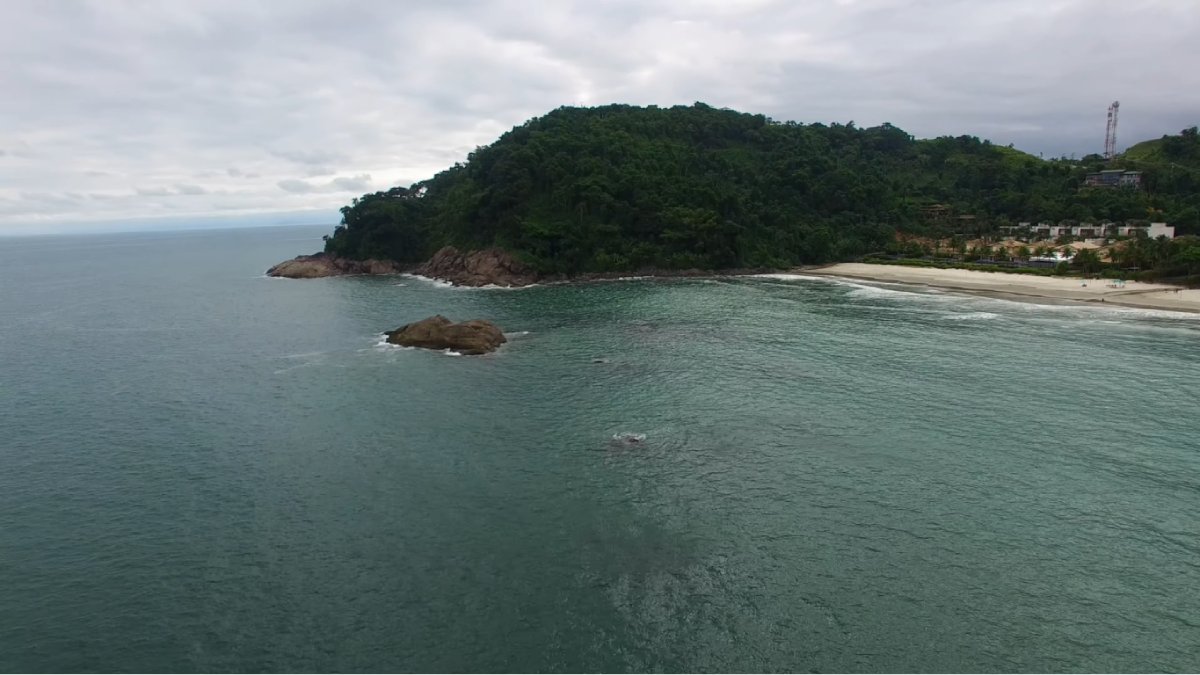 No lado esquerdo de Calhetas, a maré alta cria piscinas naturais entre as formações rochosas