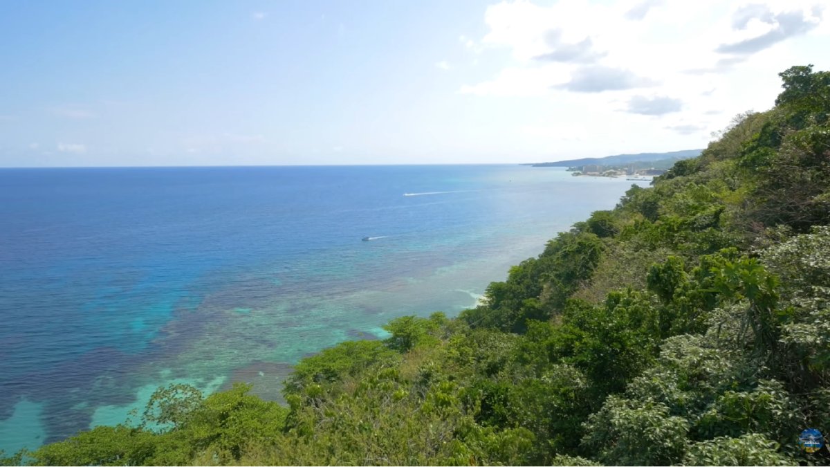 Uma lei da era colonial, datada de 1956, ainda permite que o governo entregue áreas costeiras para resorts estrangeiros
