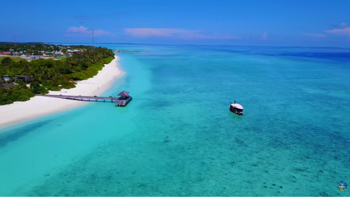A Jamaica atrai milhões de turistas com suas águas cristalinas, mas esconde um segredo amargo atrás dos muros de luxo