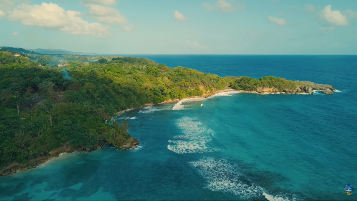Apoiar estabelecimentos de proprietários locais e frequentar praias públicas são as principais formas de praticar um turismo responsável na ilha (Fotos: Reprodução/Youtube)