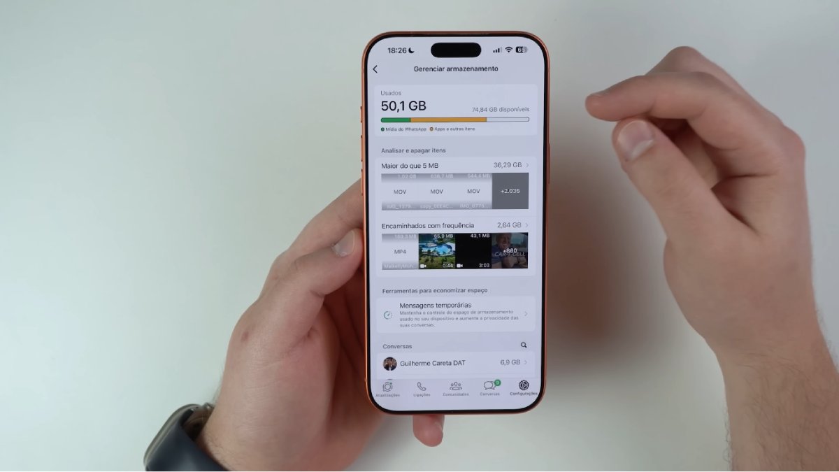 Vá nas configurações do WhatsApp e use o gerenciador de armazenamento para limpar dados pesados