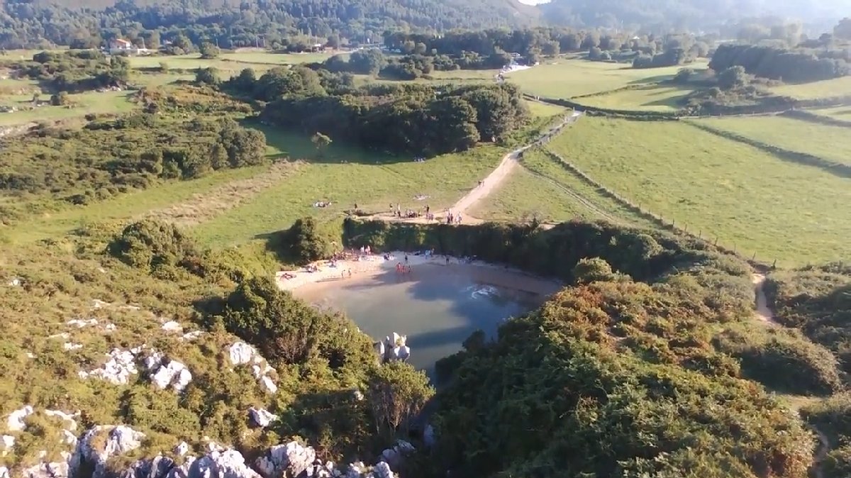 Em vez da imensidão do oceano, o visitante encontra um oásis de água salgada cercado por pasto verde