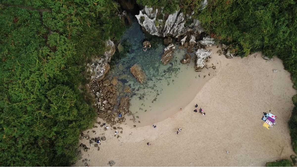 A água do mar e as pequenas ondas chegam até a faixa de areia por uma rede de cavernas subterrâneas