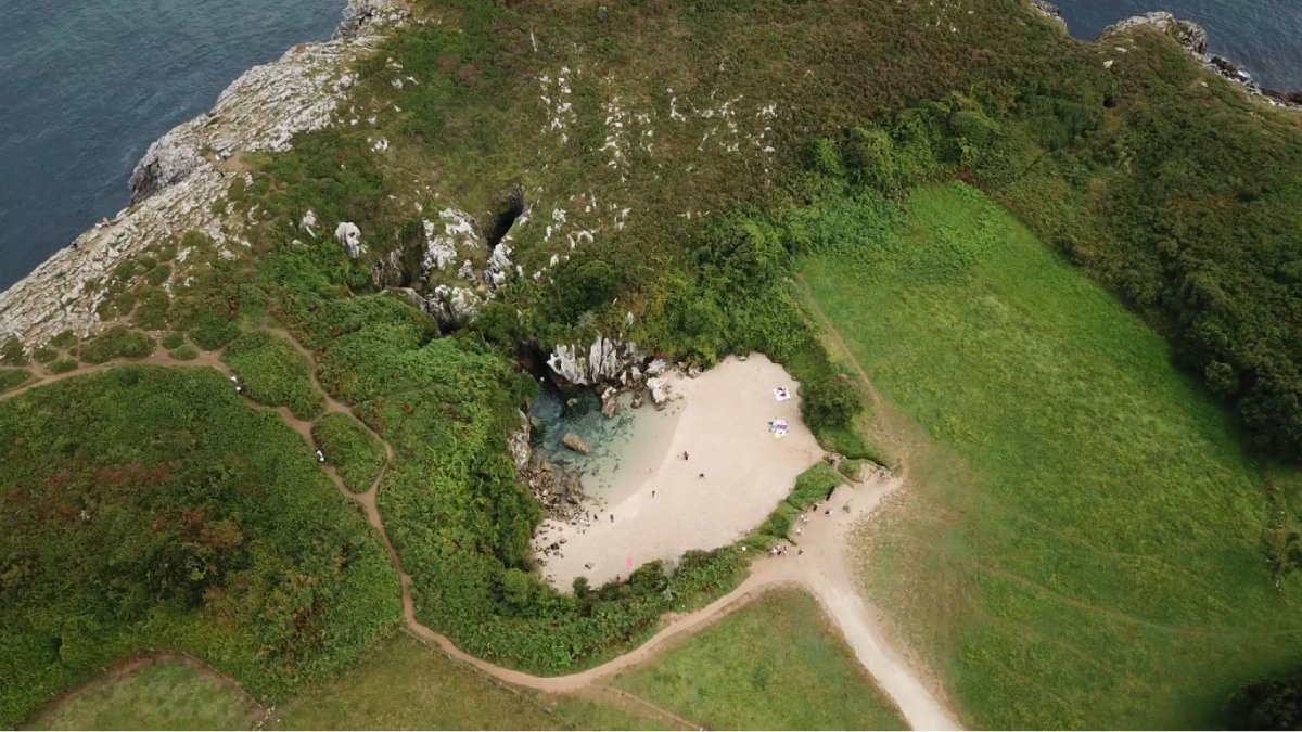 Como depende do oceano que fica a 100 metros de distância, a praia seca totalmente na maré baixa